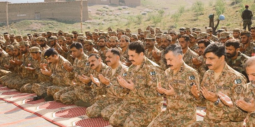 Truppe dell'esercito pakistano in preghiera