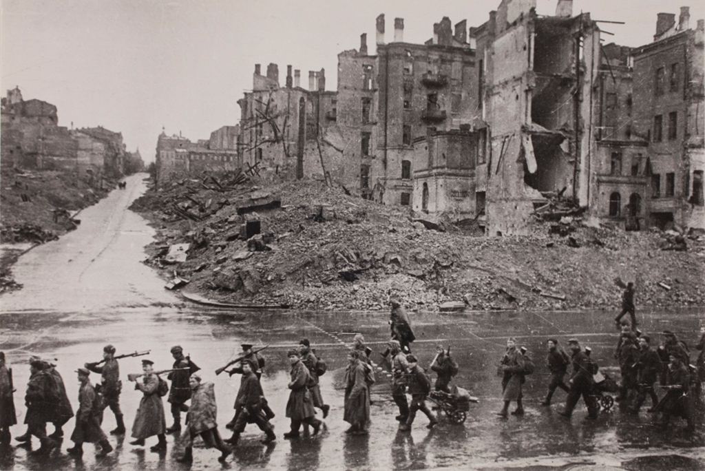 Truppe sovietiche marciano in una Kiev completamente distrutta dopo la sua liberazione, 1943